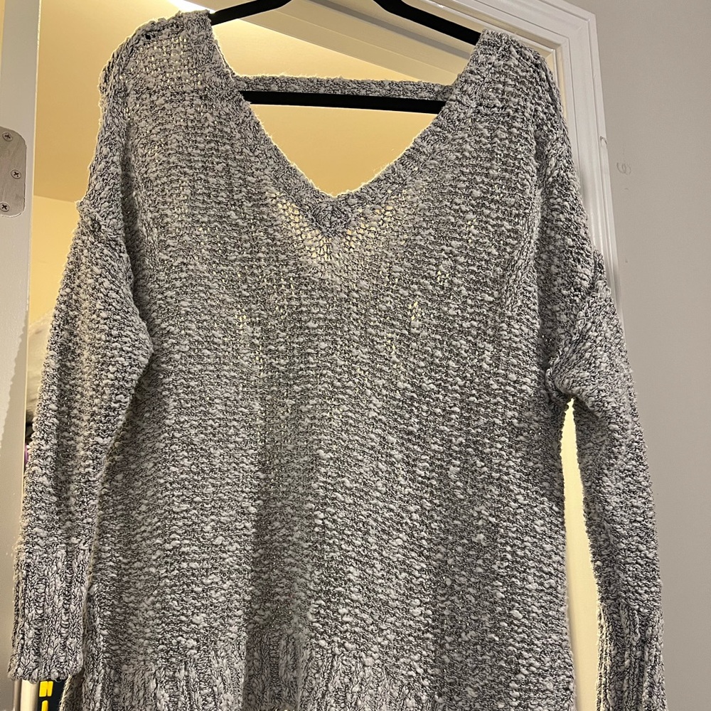 Women’s Gently Worn Cable Knit Sweater! SIZE: Large